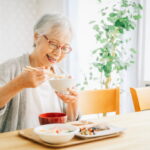 介護施設で調理師が足りないときはどうする？食事提供を見直すポイント